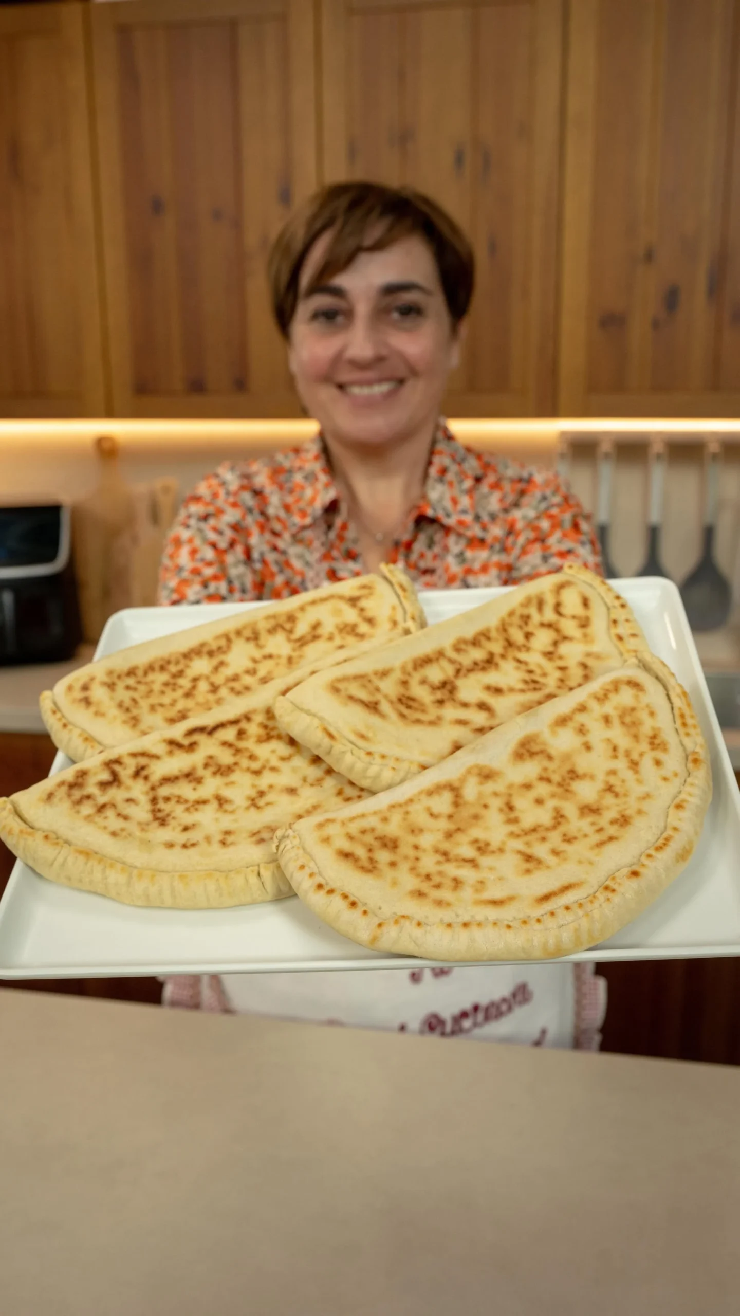 Cassoni in padella preparati con ingredienti freschi e saporiti
