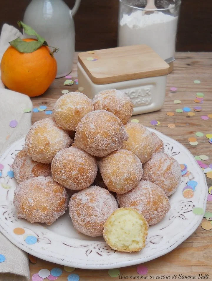 Castagnole Morbide al Cucchiaio: deliziosi dolci italiani soffici.