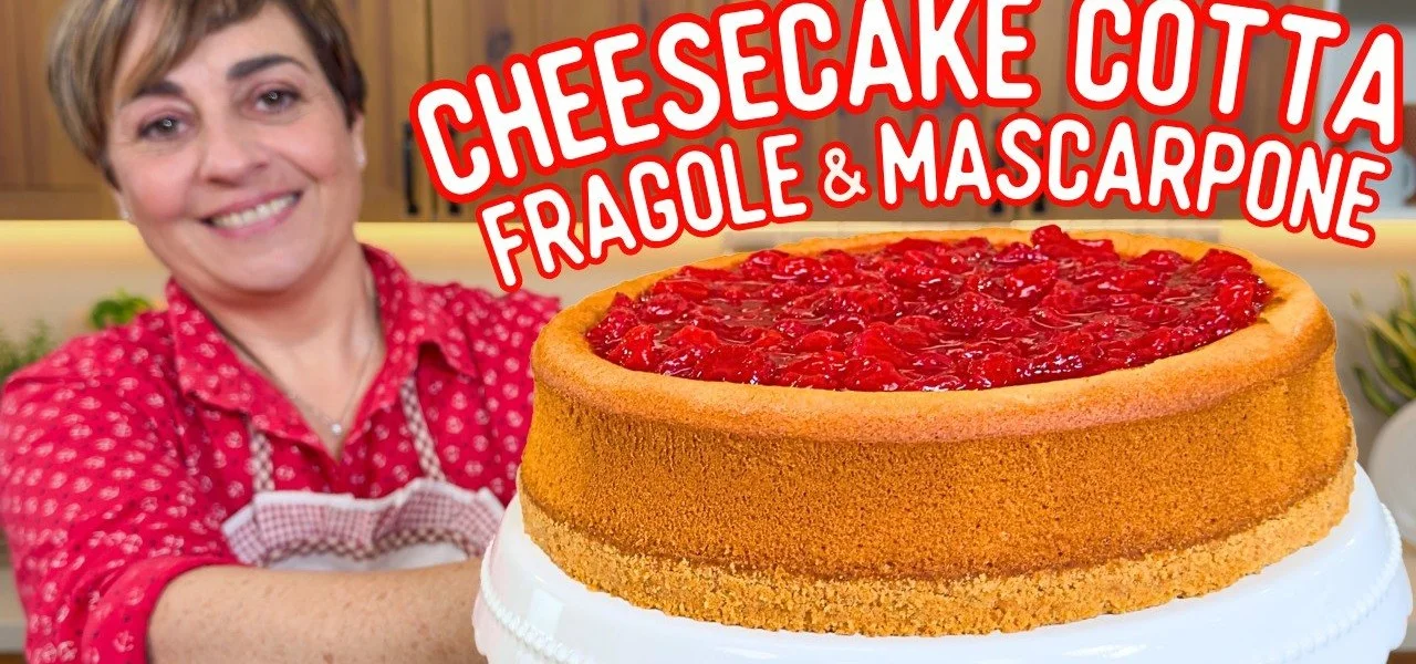 Cheesecake cotta fragole e mascarpone decorato con fragole fresche