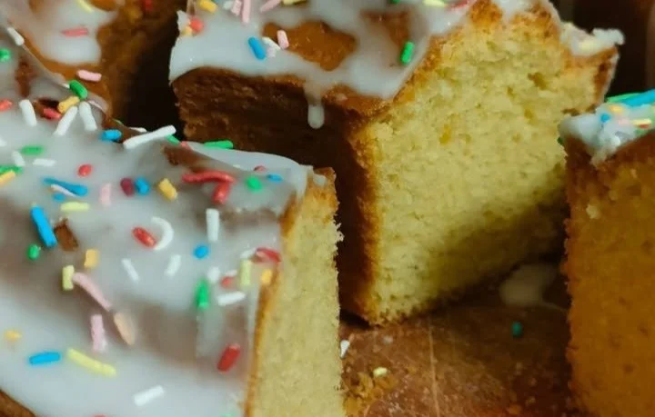 Ciambella Pasquale, dolce pasquale tradizionale italiano decorato e profumato