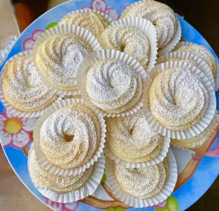 Ciambelline al limone fatte in casa, dolce fresco e delizioso