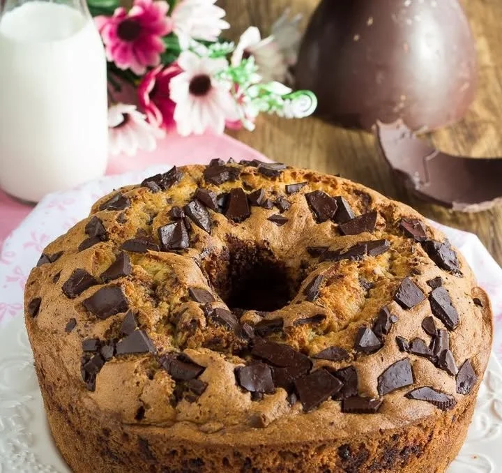 Ciambellone fresco e soffice pronto per essere servito.