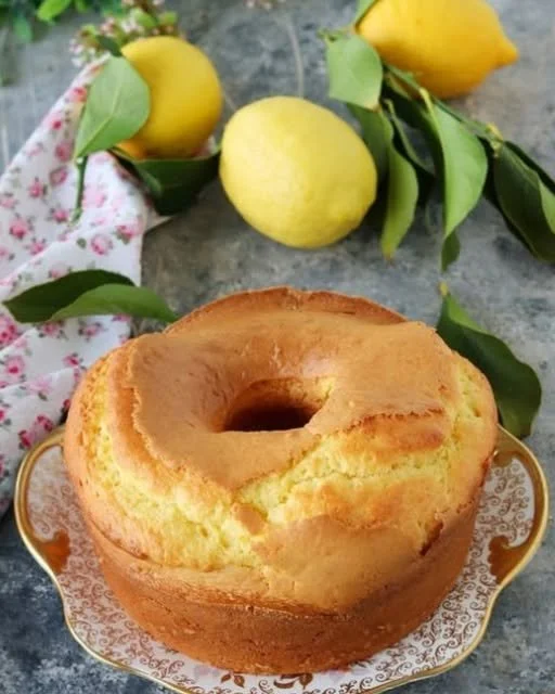 Ciambellone al Limone soffice e profumato, dessert ideale per ogni occasione.