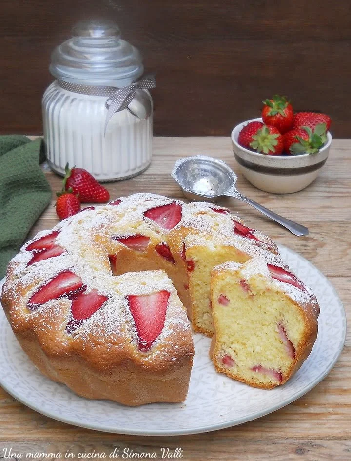 Ciambellone allo yogurt e fragole appena sfornato