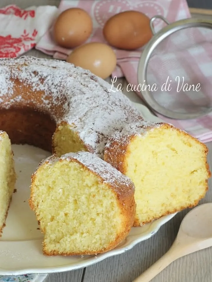 Ciambellone della Nonna soffice e profumato, un dolce tradizionale italiano.