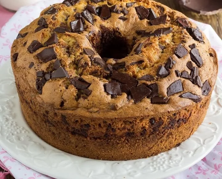 Ciambellone di Uova di Pasqua decorato con cioccolato e colori vivaci