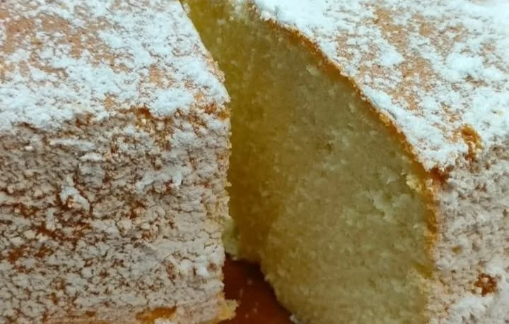 Fette di Ciambellone Nuvola appena sfornato, dolce soffice e goloso.
