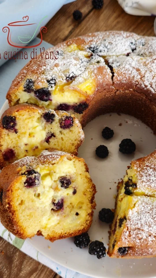 Ciambellone sofficissimo con crema e more su un piatto