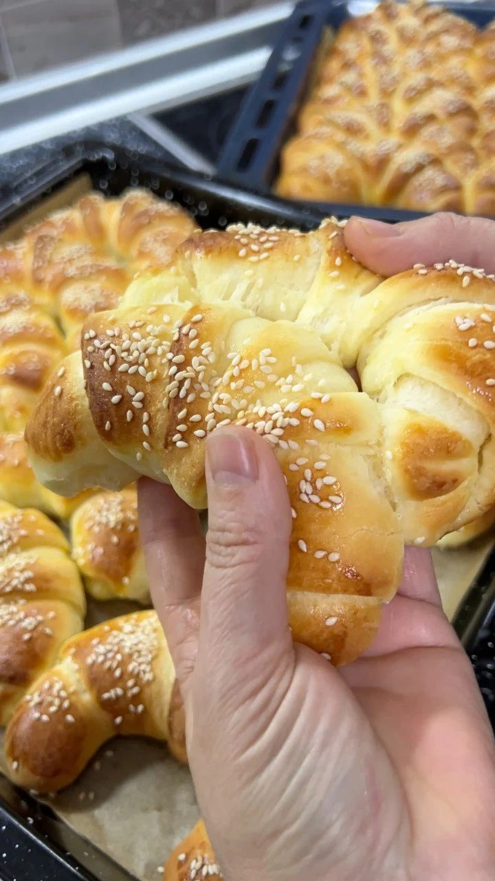 Cornetti fatti in casa appena sfornati su un vassoio.