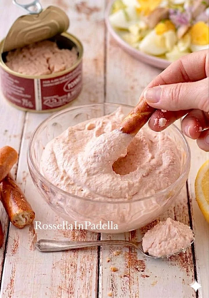 Crema tonnata servita con antipasti italiani