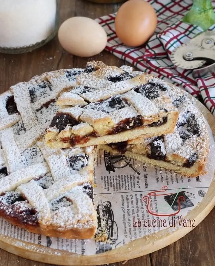 Crostata fatta in casa con frutta fresca e pasta frolla dorata.