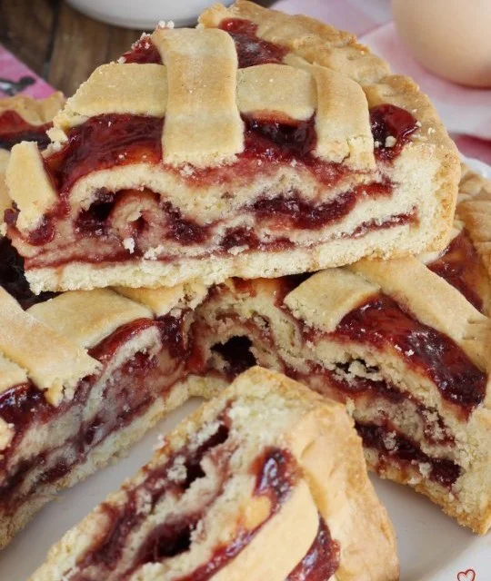 Crostata a Strati alla Marmellata pronta da servire con decorazioni fresche