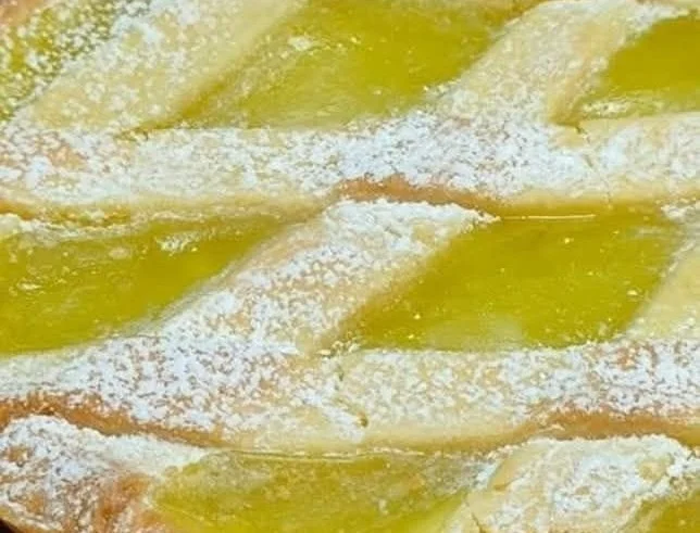 Crostata al limone con crema di limone e base di pasta frolla
