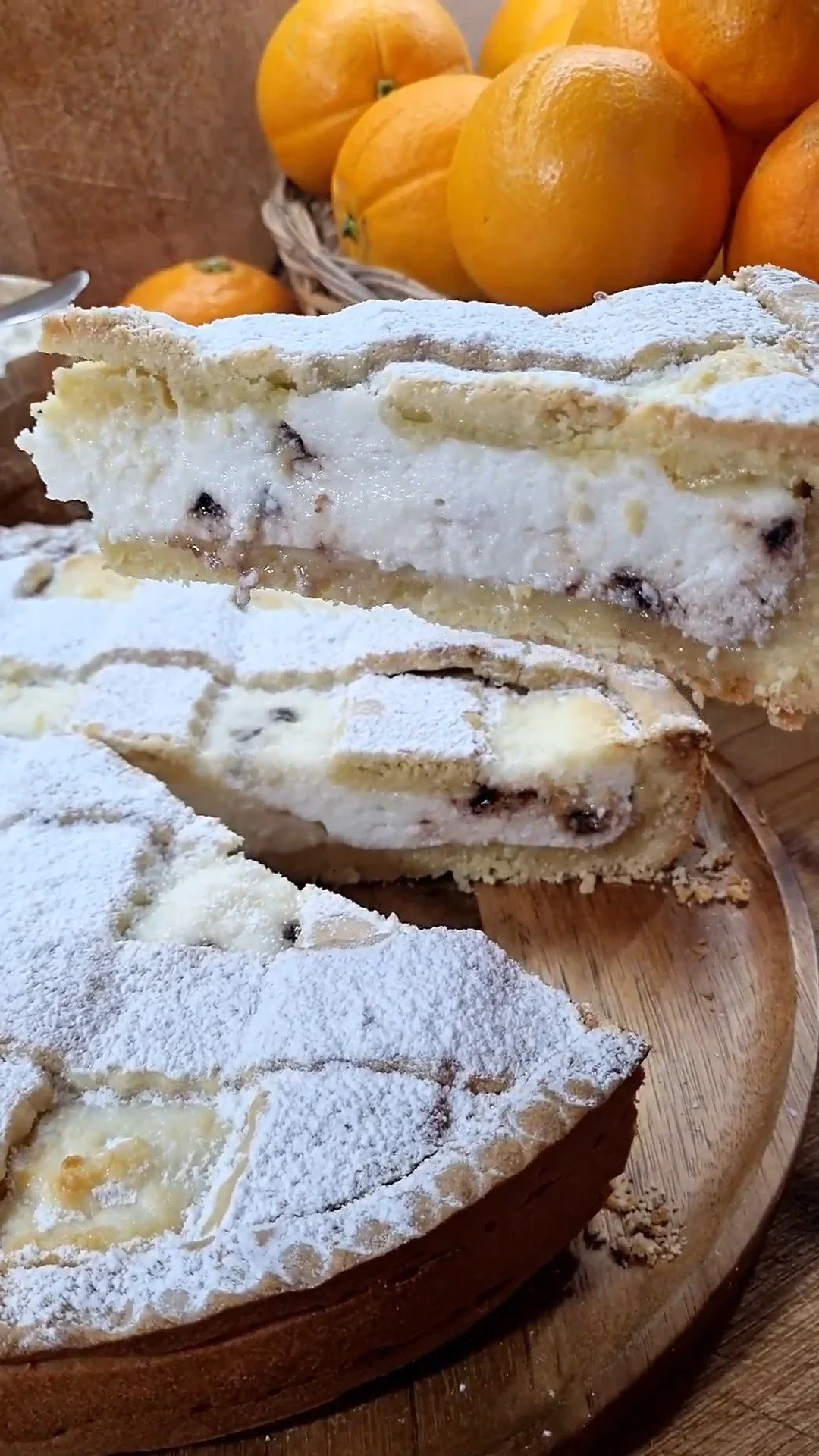 Crostata di Ricotta decorata con frutta fresca e crema dolce