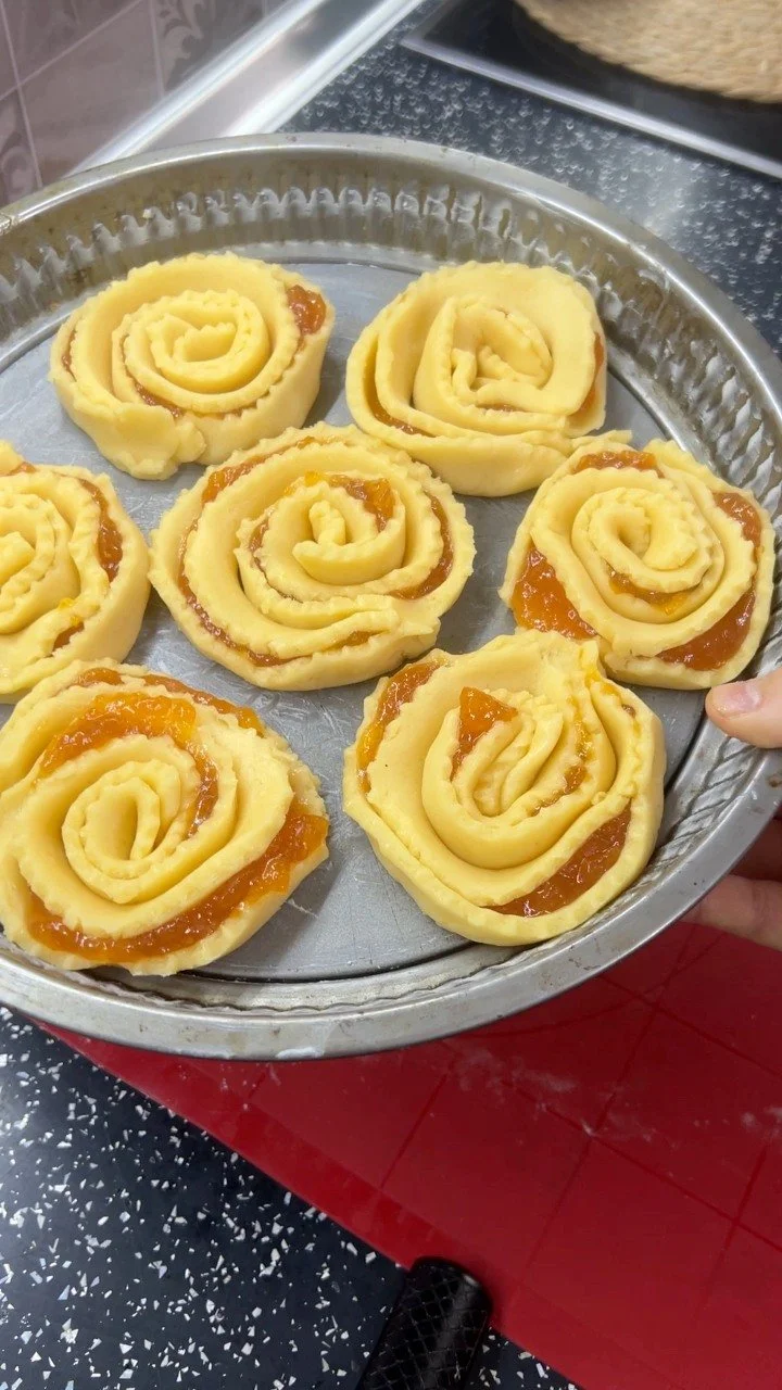 Crostata Moderna Italiana: dolce innovativo con sapori tradizionali e moderni.