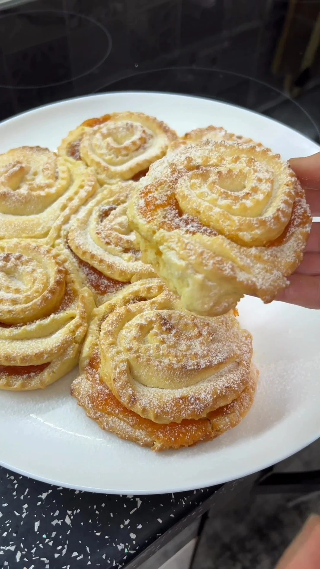 Crostata moderna italiana con frutta fresca e crema