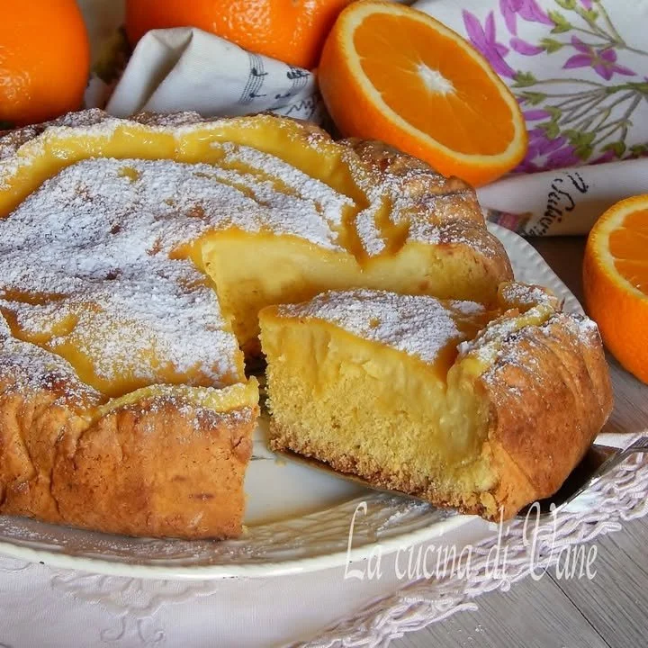 Crostata morbida all'arancia con crema e decorazioni golose