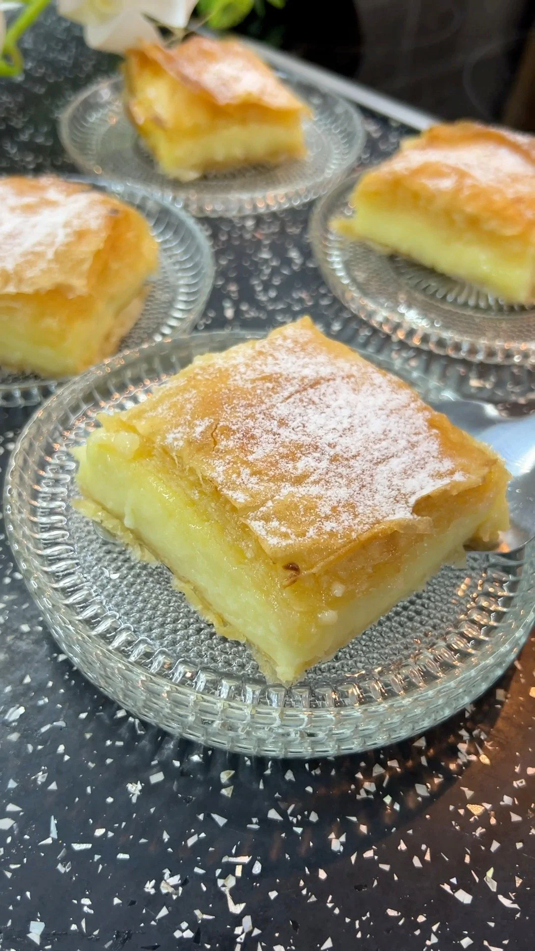 Dolce cremoso con crema pasticciera e croccante all'esterno