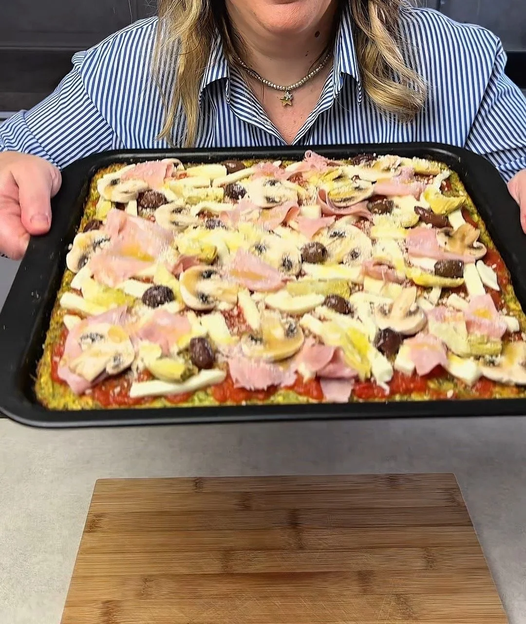 Bambini felici mentre mangiano verdure colorate e gustose