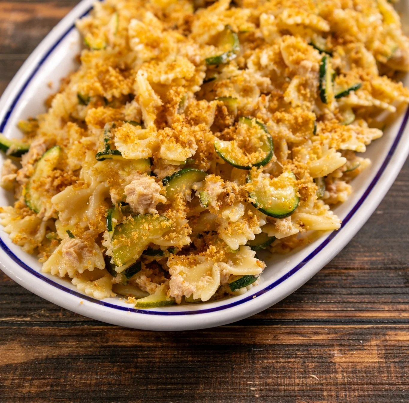 Farfalle ammollicate con zucchine e tonno, un piatto gustoso e veloce.