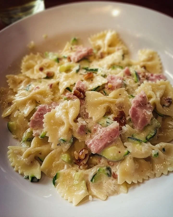 Farfalle con zucchine, prosciutto cotto, formaggio Philadelphia e noci