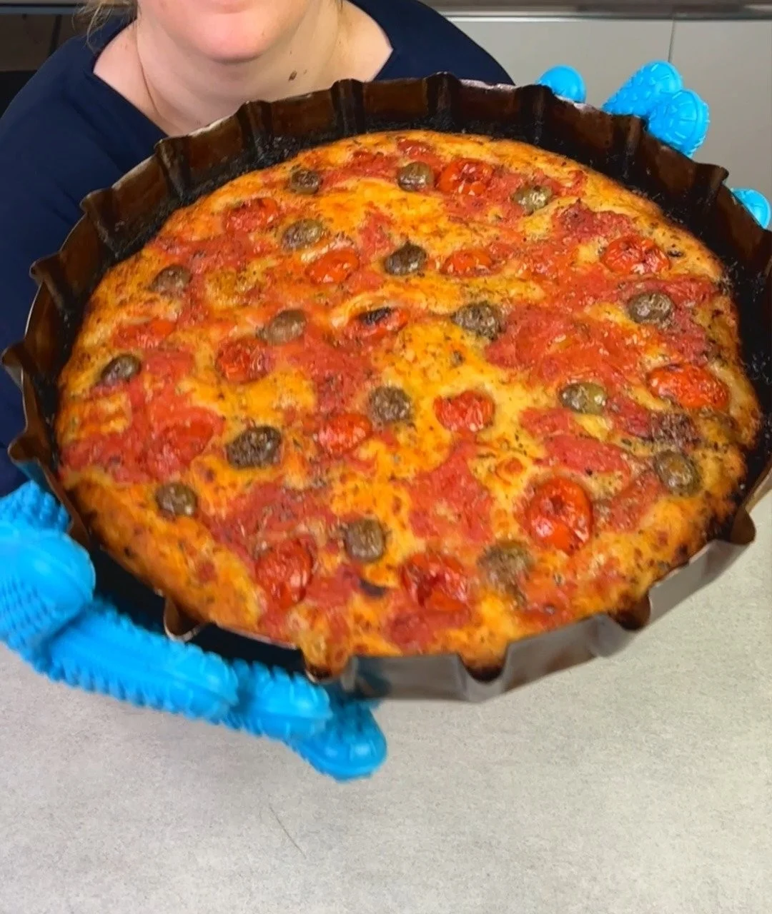 Focaccia Barese appena sfornata con pomodorini e olive.