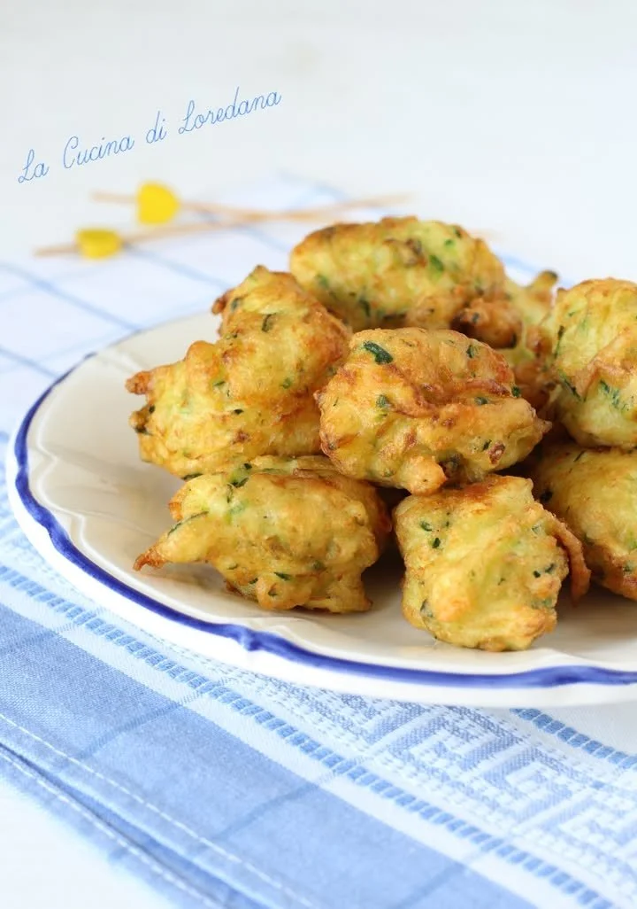 Frittelle di zucchine veloci appena fritte e croccanti