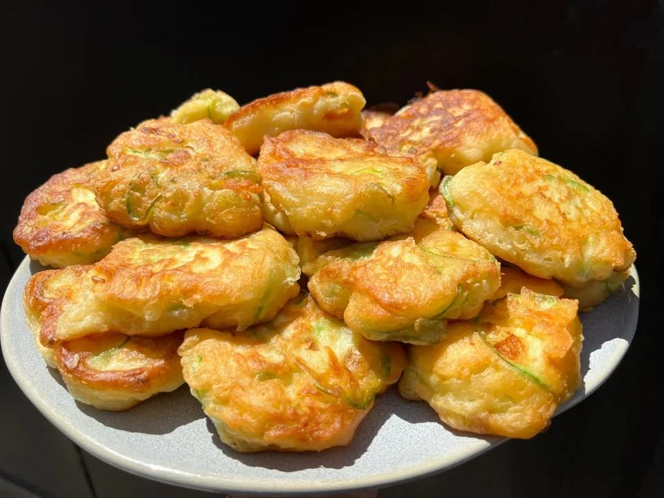 Frittelle morbide alle zucchine pronte per essere servite