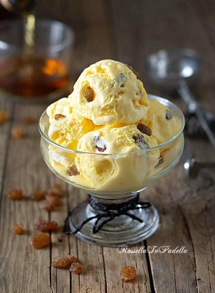 Gelato fatto in casa con ingredienti freschi e ricette innovative.
