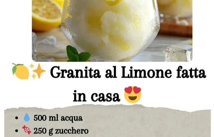 Granita al limone servita in un bicchiere con fette di limone