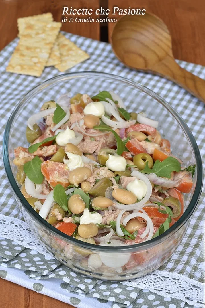 Insalata di Fagioli al Tonno servita in un piatto decorativo