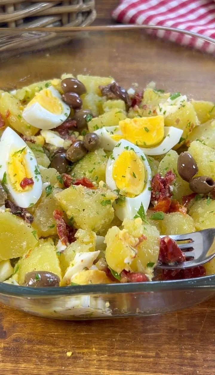 Insalata di patate con pomodori secchi e ingredienti freschi