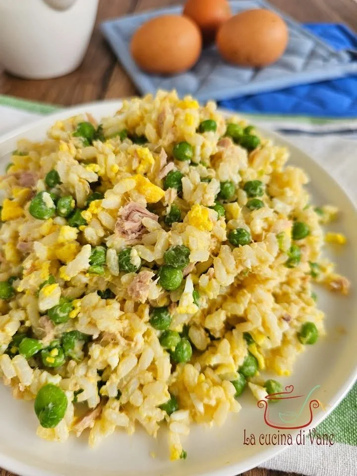 Insalata di riso con tonno, uova e piselli pronta da servire