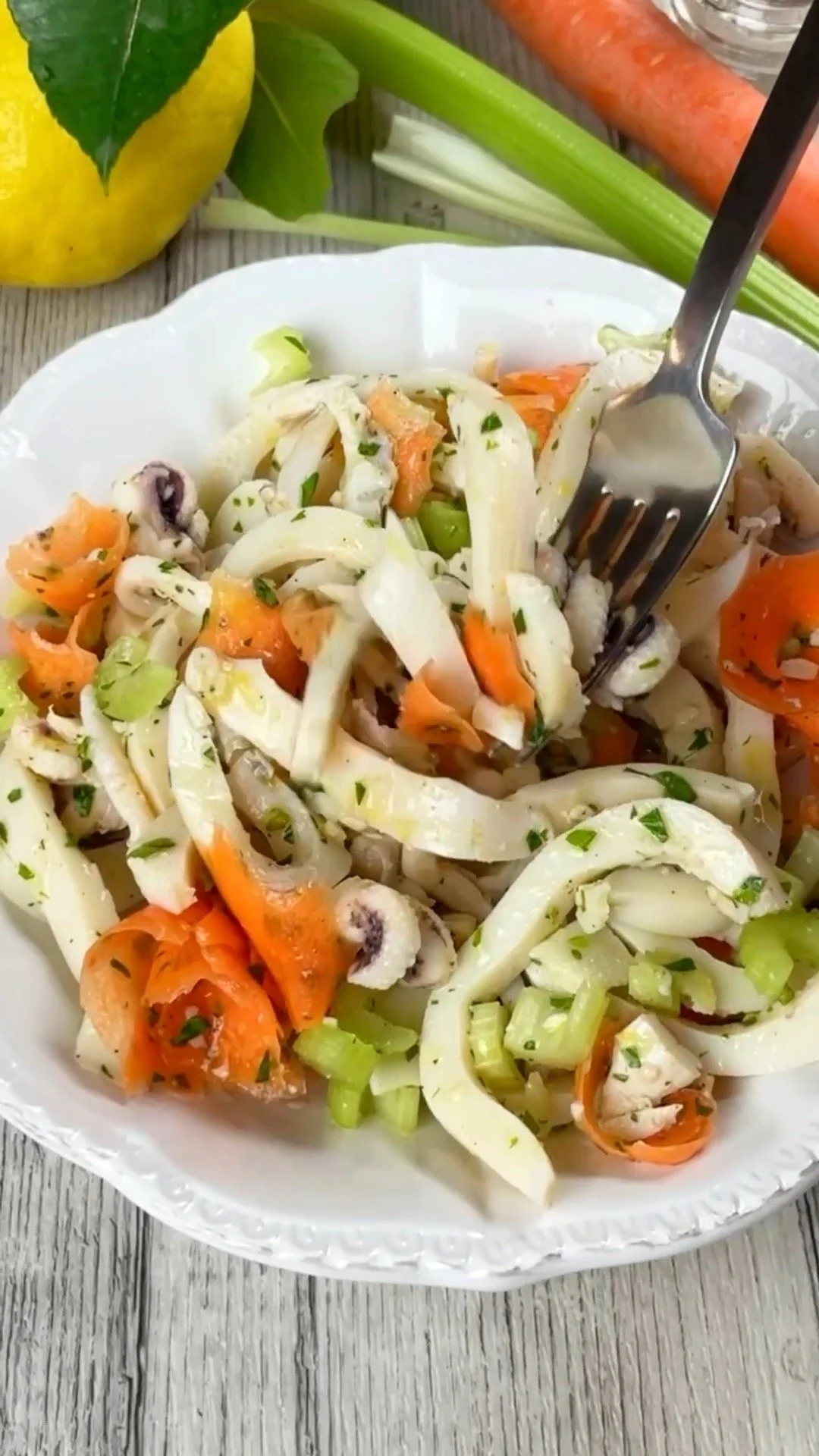 Insalata di seppie fresca con verdure e condimenti