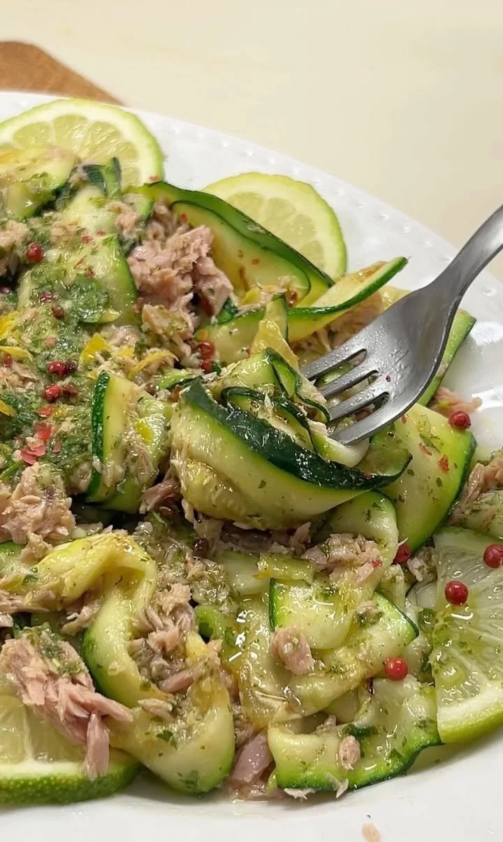 Insalata di tonno e zucchine grigliate servita in una ciotola colorata.