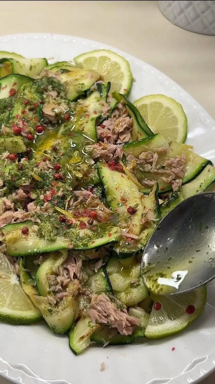 Insalata di zucchine grigliate con pomodorini e basilico fresco