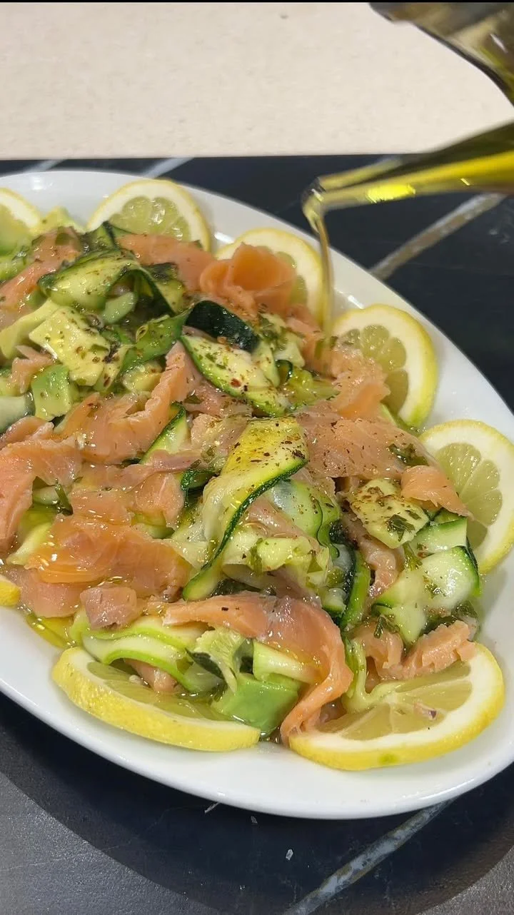 Insalata di zucchine marinate con avocado e salmone