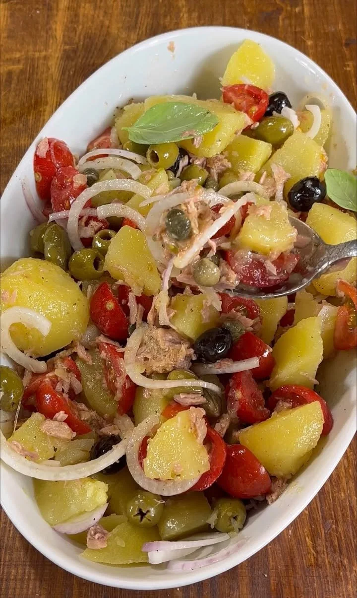 Insalata Eoliana con ingredienti freschi e colorati