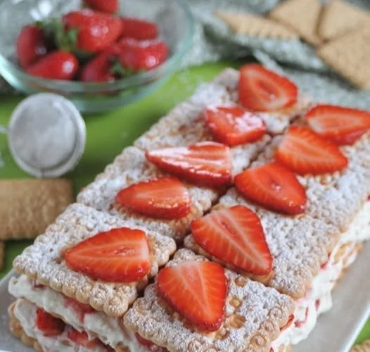 Mattonella paradiso alle fragole e biscotti, un dolce fresco e goloso