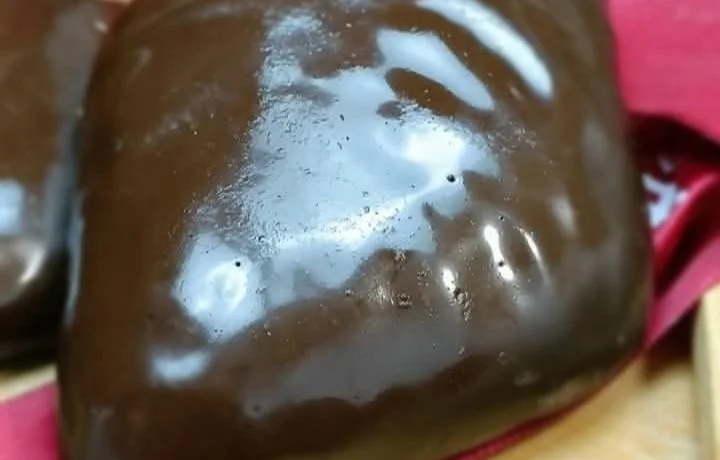 Biscotti mostaccioli tradizionali italiani su un piatto