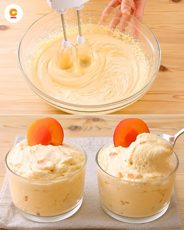 Dessert mousse di albicocche fresca e cremosa servita in un bicchiere.