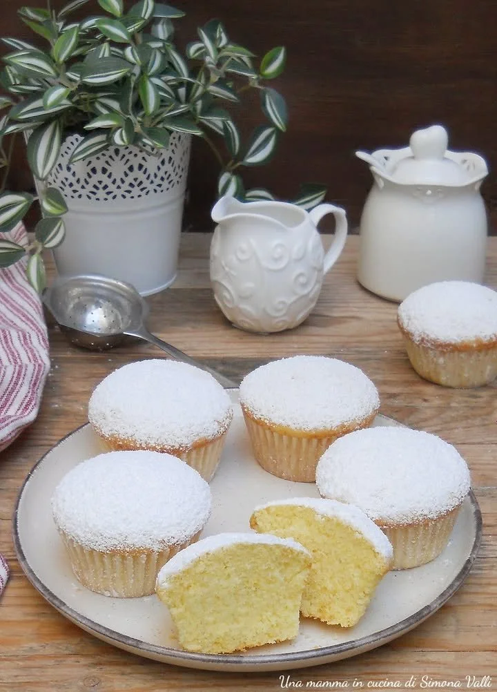 Muffin Nuvola alla Panna con crema soffice e decorazioni dolci