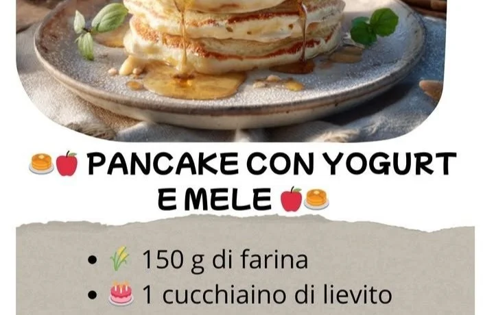 Pancake con yogurt e mele serviti su un piatto sopra un tavolo di legno