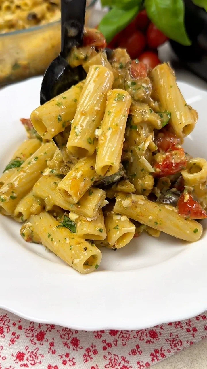Pasta con le Melanzane in un piatto tradizionale italiano