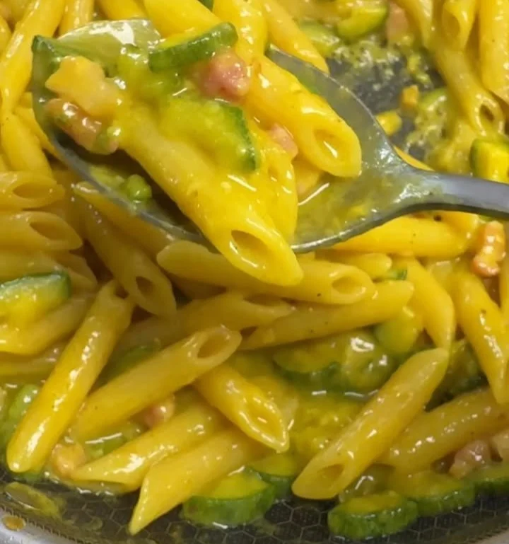 Pasta con le Zucchine, un piatto tradizionale italiano con zucchine fresche.