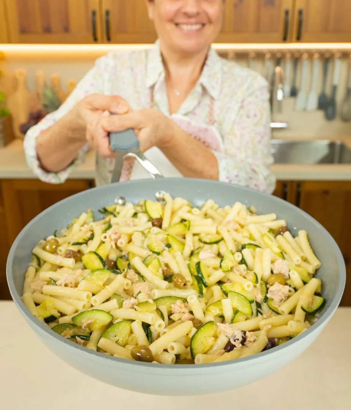 Pasta Tonno e Zucchine pronta da servire in un piatto elegante