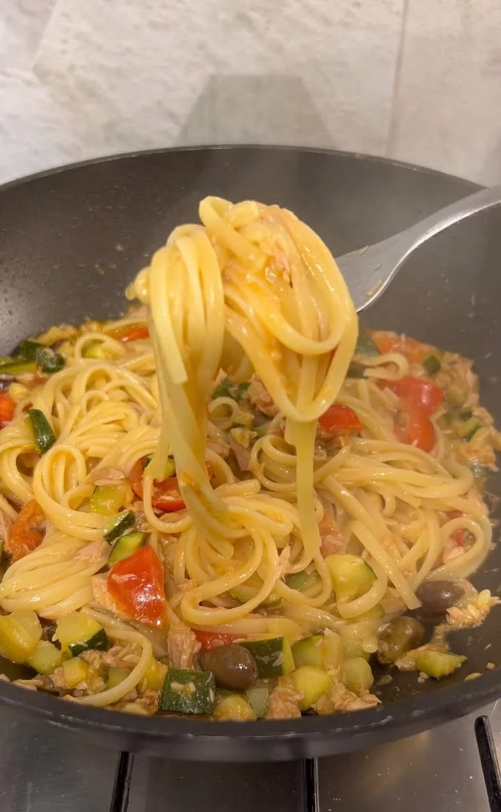 Pasta tonno con zucchine e pomodorini in un delizioso piatto italiano