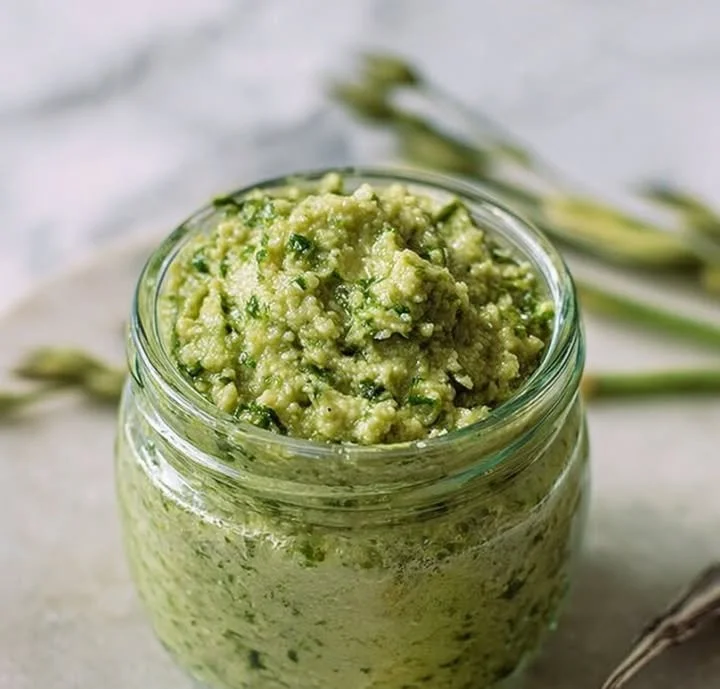 Pesto di Gambi di Carciofo preparato con ingredienti freschi