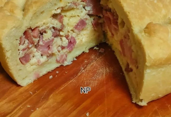 Pizza Chiena tradizionale napoletana con ripieno ricco e saporito