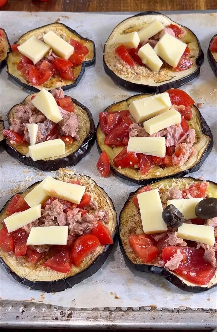 Pizzette di melanzane pronte da servire, saporite e perfette per ogni evento.